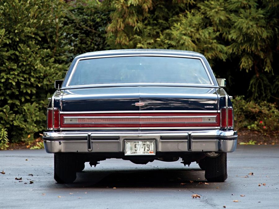  Lincoln Continental Town Car 1976 года  (фото 3 из 21)